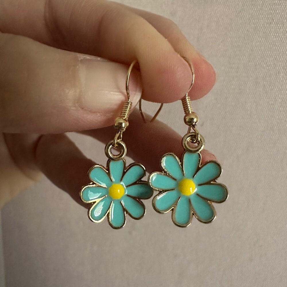 NWT light blue flower earrings